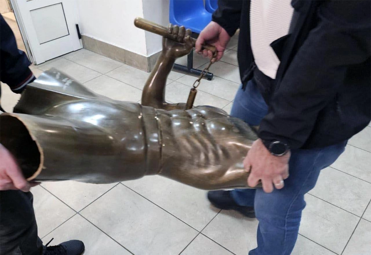 Deset mjeseci zatvora za osobu koja je ukrala Brus Lija iz parka u Mostaru